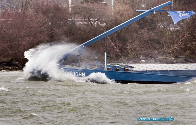 11020410.jpg - FOTOOPDRACHT:Dordrecht:04-02-2011:Door de storm sloegen de golven ver over de schepen heen op de oude maas ter hoogte van Zwijndrecht.Deze digitale foto blijft eigendom van FOTOPERSBURO BUSINK. Wij hanteren de voorwaarden van het N.V.F. en N.V.J. Gebruik van deze foto impliceert dat u bekend bent  en akkoord gaat met deze voorwaarden bij publicatie.EB/ETIENNE BUSINK