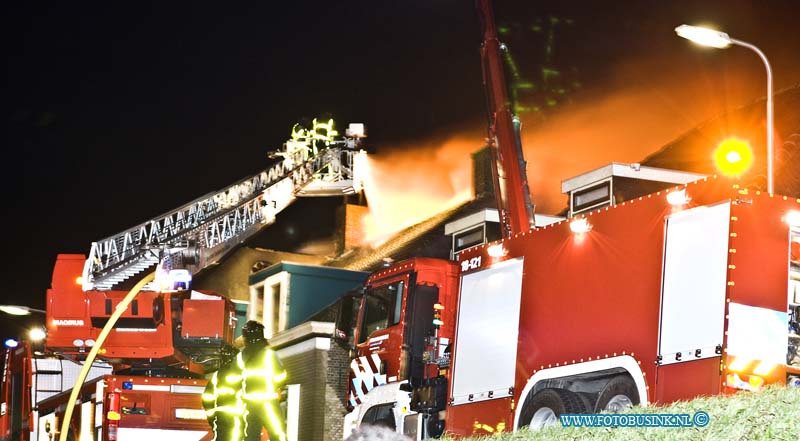 11020412.jpg - FOTOOPDRACHT:Heerjaarsdam:04-02-2011:Grote brand in Heerjansdam. Aan de Dorpsstraat in Heerjansdam is vrijdagavond een huis afgebrand. Door de harde wind werd de woning razendsnel in de as gelegd. Ook twee schuren zijn helemaal afgefikt. Een tweede woning is ook zwaar beschadigd geraakt door het vuur. De brand ontstond kort na acht uur. Vermoedelijk begon de brand in een schuur met rieten dak en is het vuur vervolgens overgeslagen naar de woningen. De brandweer sloeg groot alarm, maar was zo goed als machteloos tegen de storm die het vuur aanwakkerde. Voor zover bekend zijn er geen gewonden. Wel is er een flinke hoeveelheid asbest vrijgekomen. Totdat dat is opgeruimd, is de dijk afgesloten. Dit gaat waarschijnlijk nog uren duren. De oorzaak van de brand nog onduidelijk. Deze digitale foto blijft eigendom van FOTOPERSBURO BUSINK. Wij hanteren de voorwaarden van het N.V.F. en N.V.J. Gebruik van deze foto impliceert dat u bekend bent  en akkoord gaat met deze voorwaarden bij publicatie.EB/ETIENNE BUSINK