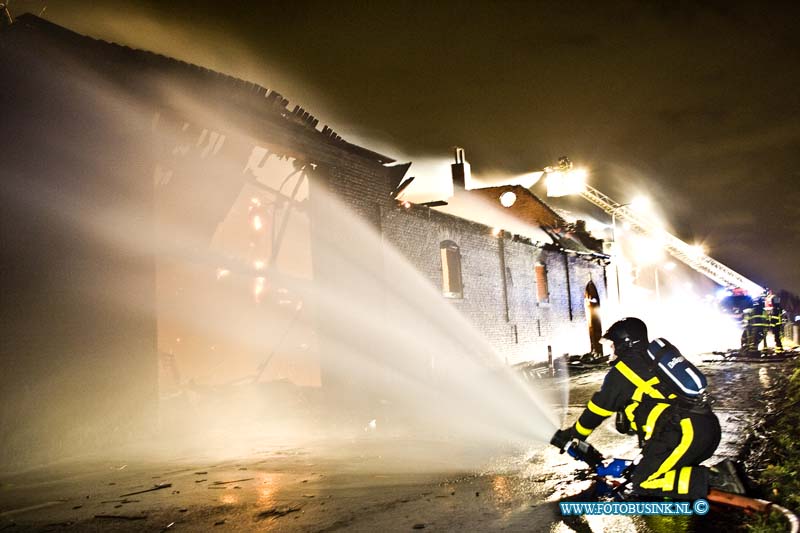 11020413.jpg - FOTOOPDRACHT:Heerjaarsdam:04-02-2011:Grote brand in Heerjansdam. Aan de Dorpsstraat in Heerjansdam is vrijdagavond een huis afgebrand. Door de harde wind werd de woning razendsnel in de as gelegd. Ook twee schuren zijn helemaal afgefikt. Een tweede woning is ook zwaar beschadigd geraakt door het vuur. De brand ontstond kort na acht uur. Vermoedelijk begon de brand in een schuur met rieten dak en is het vuur vervolgens overgeslagen naar de woningen. De brandweer sloeg groot alarm, maar was zo goed als machteloos tegen de storm die het vuur aanwakkerde. Voor zover bekend zijn er geen gewonden. Wel is er een flinke hoeveelheid asbest vrijgekomen. Totdat dat is opgeruimd, is de dijk afgesloten. Dit gaat waarschijnlijk nog uren duren. De oorzaak van de brand nog onduidelijk. Deze digitale foto blijft eigendom van FOTOPERSBURO BUSINK. Wij hanteren de voorwaarden van het N.V.F. en N.V.J. Gebruik van deze foto impliceert dat u bekend bent  en akkoord gaat met deze voorwaarden bij publicatie.EB/ETIENNE BUSINK