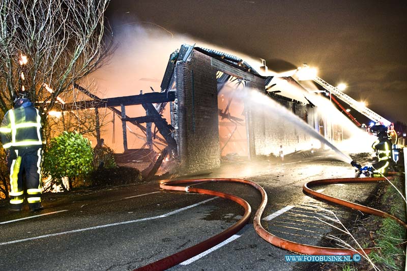 11020414.jpg - FOTOOPDRACHT:Heerjaarsdam:04-02-2011:Grote brand in Heerjansdam. Aan de Dorpsstraat in Heerjansdam is vrijdagavond een huis afgebrand. Door de harde wind werd de woning razendsnel in de as gelegd. Ook twee schuren zijn helemaal afgefikt. Een tweede woning is ook zwaar beschadigd geraakt door het vuur. De brand ontstond kort na acht uur. Vermoedelijk begon de brand in een schuur met rieten dak en is het vuur vervolgens overgeslagen naar de woningen. De brandweer sloeg groot alarm, maar was zo goed als machteloos tegen de storm die het vuur aanwakkerde. Voor zover bekend zijn er geen gewonden. Wel is er een flinke hoeveelheid asbest vrijgekomen. Totdat dat is opgeruimd, is de dijk afgesloten. Dit gaat waarschijnlijk nog uren duren. De oorzaak van de brand nog onduidelijk. Deze digitale foto blijft eigendom van FOTOPERSBURO BUSINK. Wij hanteren de voorwaarden van het N.V.F. en N.V.J. Gebruik van deze foto impliceert dat u bekend bent  en akkoord gaat met deze voorwaarden bij publicatie.EB/ETIENNE BUSINK