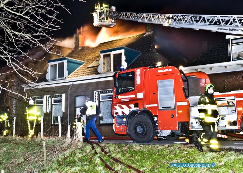 11020415.jpg - FOTOOPDRACHT:Heerjaarsdam:04-02-2011:Grote brand in Heerjansdam. Aan de Dorpsstraat in Heerjansdam is vrijdagavond een huis afgebrand. Door de harde wind werd de woning razendsnel in de as gelegd. Ook twee schuren zijn helemaal afgefikt. Een tweede woning is ook zwaar beschadigd geraakt door het vuur. De brand ontstond kort na acht uur. Vermoedelijk begon de brand in een schuur met rieten dak en is het vuur vervolgens overgeslagen naar de woningen. De brandweer sloeg groot alarm, maar was zo goed als machteloos tegen de storm die het vuur aanwakkerde. Voor zover bekend zijn er geen gewonden. Wel is er een flinke hoeveelheid asbest vrijgekomen. Totdat dat is opgeruimd, is de dijk afgesloten. Dit gaat waarschijnlijk nog uren duren. De oorzaak van de brand nog onduidelijk. Deze digitale foto blijft eigendom van FOTOPERSBURO BUSINK. Wij hanteren de voorwaarden van het N.V.F. en N.V.J. Gebruik van deze foto impliceert dat u bekend bent  en akkoord gaat met deze voorwaarden bij publicatie.EB/ETIENNE BUSINK