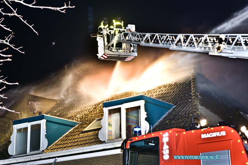 11020416.jpg - FOTOOPDRACHT:Heerjaarsdam:04-02-2011:Grote brand in Heerjansdam. Aan de Dorpsstraat in Heerjansdam is vrijdagavond een huis afgebrand. Door de harde wind werd de woning razendsnel in de as gelegd. Ook twee schuren zijn helemaal afgefikt. Een tweede woning is ook zwaar beschadigd geraakt door het vuur. De brand ontstond kort na acht uur. Vermoedelijk begon de brand in een schuur met rieten dak en is het vuur vervolgens overgeslagen naar de woningen. De brandweer sloeg groot alarm, maar was zo goed als machteloos tegen de storm die het vuur aanwakkerde. Voor zover bekend zijn er geen gewonden. Wel is er een flinke hoeveelheid asbest vrijgekomen. Totdat dat is opgeruimd, is de dijk afgesloten. Dit gaat waarschijnlijk nog uren duren. De oorzaak van de brand nog onduidelijk. Deze digitale foto blijft eigendom van FOTOPERSBURO BUSINK. Wij hanteren de voorwaarden van het N.V.F. en N.V.J. Gebruik van deze foto impliceert dat u bekend bent  en akkoord gaat met deze voorwaarden bij publicatie.EB/ETIENNE BUSINK