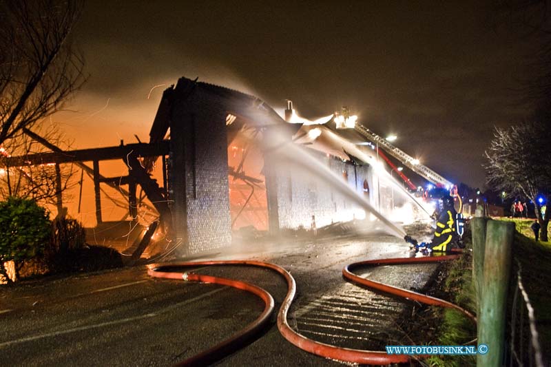 11020417.jpg - FOTOOPDRACHT:Heerjaarsdam:04-02-2011:Grote brand in Heerjansdam. Aan de Dorpsstraat in Heerjansdam is vrijdagavond een huis afgebrand. Door de harde wind werd de woning razendsnel in de as gelegd. Ook twee schuren zijn helemaal afgefikt. Een tweede woning is ook zwaar beschadigd geraakt door het vuur. De brand ontstond kort na acht uur. Vermoedelijk begon de brand in een schuur met rieten dak en is het vuur vervolgens overgeslagen naar de woningen. De brandweer sloeg groot alarm, maar was zo goed als machteloos tegen de storm die het vuur aanwakkerde. Voor zover bekend zijn er geen gewonden. Wel is er een flinke hoeveelheid asbest vrijgekomen. Totdat dat is opgeruimd, is de dijk afgesloten. Dit gaat waarschijnlijk nog uren duren. De oorzaak van de brand nog onduidelijk. Deze digitale foto blijft eigendom van FOTOPERSBURO BUSINK. Wij hanteren de voorwaarden van het N.V.F. en N.V.J. Gebruik van deze foto impliceert dat u bekend bent  en akkoord gaat met deze voorwaarden bij publicatie.EB/ETIENNE BUSINK