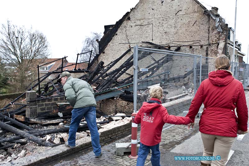 11020501.jpg - FOTOOPDRACHT:heerjaarsdam:05-02-2011:foto: Dhr. Dam kijk naar de resten van zijn boerderij zijn zoon en vrouw durven niet te kijken.De boerderij aan de dorpstraat 199 in Heerjaarsdam is totaal verloren gegaan bij de grote brand van gisterenavond, de eigenaar Dhr. dam en zijn zoon kwamen zaterdag middag een kijkje nemen bij wat vroeger hun boerderij en woonhuis was. Omdat er ook veel asbest is vrijgekomen is een speciaal bedrijf bezig geweest alvast op de dijk alle asbest deeltjes schoon te maken. later kwam de rest van de het gezin en wat familie ook nog bij de zwart geblakerde resten kijken.Deze digitale foto blijft eigendom van FOTOPERSBURO BUSINK. Wij hanteren de voorwaarden van het N.V.F. en N.V.J. Gebruik van deze foto impliceert dat u bekend bent  en akkoord gaat met deze voorwaarden bij publicatie.EB/ETIENNE BUSINK