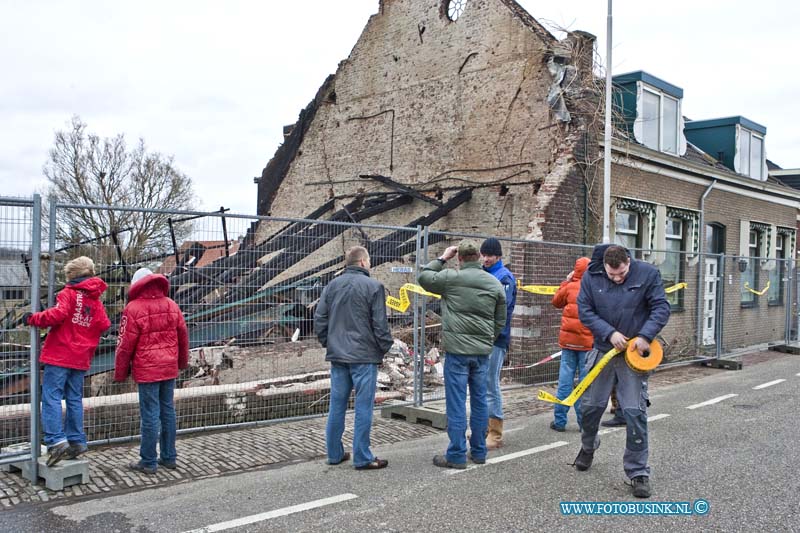 11020502.jpg - FOTOOPDRACHT:heerjaarsdam:05-02-2011:Foto: De zoons (rode jassen) kijken naar de overgebleven puin hoop van de boerderij, de eigenaar Dhr Dam (Midden groen jas) praat nog even na met de mensen van het bedrijf dat de asbest aan het verwijden is.De boerderij aan de dorpstraat 199 in Heerjaarsdam is totaal verloren gegaan bij de grote brand van gisterenavond, de eigenaar Dhr. dam en zijn zoon kwamen zaterdag middag een kijkje nemen bij wat vroeger hun boerderij en woonhuis was. Omdat er ook veel asbest is vrijgekomen is een speciaal bedrijf bezig geweest alvast op de dijk alle asbest deeltjes schoon te maken. later kwam de rest van de het gezin en wat familie ook nog bij de zwart geblakerde resten kijken.Deze digitale foto blijft eigendom van FOTOPERSBURO BUSINK. Wij hanteren de voorwaarden van het N.V.F. en N.V.J. Gebruik van deze foto impliceert dat u bekend bent  en akkoord gaat met deze voorwaarden bij publicatie.EB/ETIENNE BUSINK