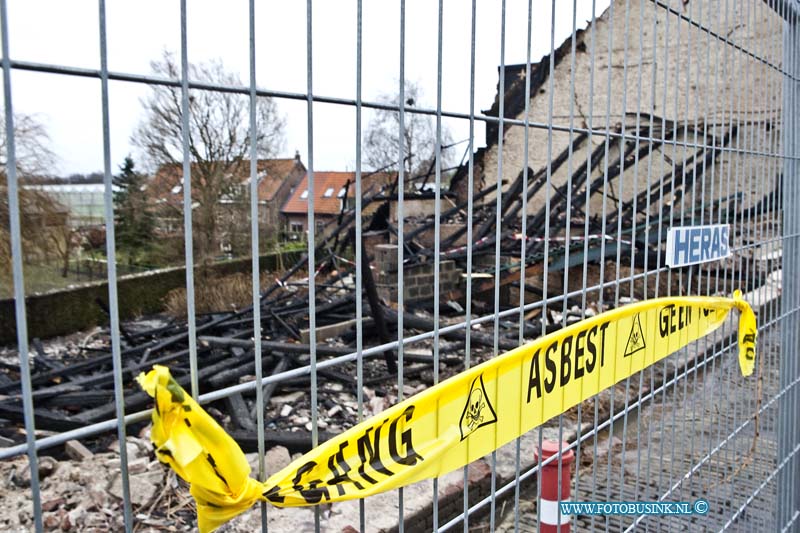 11020504.jpg - FOTOOPDRACHT:Heerjaarsdam:05-02-2011:De boerderij aan de dorpstraat 199 in Heerjaarsdam is totaal verloren gegaan bij de grote brand van gisterenavond, de eigenaar Dhr. dam en zijn zoon kwamen zaterdag middag een kijkje nemen bij wat vroeger hun boerderij en woonhuis was. Omdat er ook veel asbest is vrijgekomen is een speciaal bedrijf bezig geweest alvast op de dijk alle asbest deeltjes schoon te maken. later kwam de rest van de het gezin en wat familie ook nog bij de zwart geblakerde resten kijken.Deze digitale foto blijft eigendom van FOTOPERSBURO BUSINK. Wij hanteren de voorwaarden van het N.V.F. en N.V.J. Gebruik van deze foto impliceert dat u bekend bent  en akkoord gaat met deze voorwaarden bij publicatie.EB/ETIENNE BUSINK