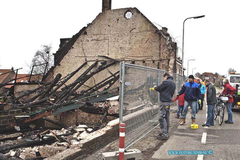 11020505.jpg - FOTOOPDRACHT:Heerjaarsdam:05-02-2011:De boerderij aan de dorpstraat 199 in Heerjaarsdam is totaal verloren gegaan bij de grote brand van gisterenavond, de eigenaar Dhr. dam en zijn zoon kwamen zaterdag middag een kijkje nemen bij wat vroeger hun boerderij en woonhuis was. Omdat er ook veel asbest is vrijgekomen is een speciaal bedrijf bezig geweest alvast op de dijk alle asbest deeltjes schoon te maken. later kwam de rest van de het gezin en wat familie ook nog bij de zwart geblakerde resten kijken.Deze digitale foto blijft eigendom van FOTOPERSBURO BUSINK. Wij hanteren de voorwaarden van het N.V.F. en N.V.J. Gebruik van deze foto impliceert dat u bekend bent  en akkoord gaat met deze voorwaarden bij publicatie.EB/ETIENNE BUSINK
