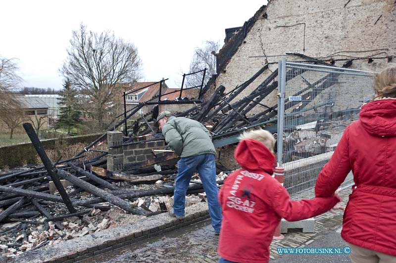 11020506.jpg - FOTOOPDRACHT:heerjaarsdam:05-02-2011:foto: Dhr. Dam kijk naar de resten van zijn boerderij zijn zoon en vrouw durven niet te kijken.De boerderij aan de dorpstraat 199 in Heerjaarsdam is totaal verloren gegaan bij de grote brand van gisterenavond, de eigenaar Dhr. dam en zijn zoon kwamen zaterdag middag een kijkje nemen bij wat vroeger hun boerderij en woonhuis was. Omdat er ook veel asbest is vrijgekomen is een speciaal bedrijf bezig geweest alvast op de dijk alle asbest deeltjes schoon te maken. later kwam de rest van de het gezin en wat familie ook nog bij de zwart geblakerde resten kijken.Deze digitale foto blijft eigendom van FOTOPERSBURO BUSINK. Wij hanteren de voorwaarden van het N.V.F. en N.V.J. Gebruik van deze foto impliceert dat u bekend bent  en akkoord gaat met deze voorwaarden bij publicatie.EB/ETIENNE BUSINK