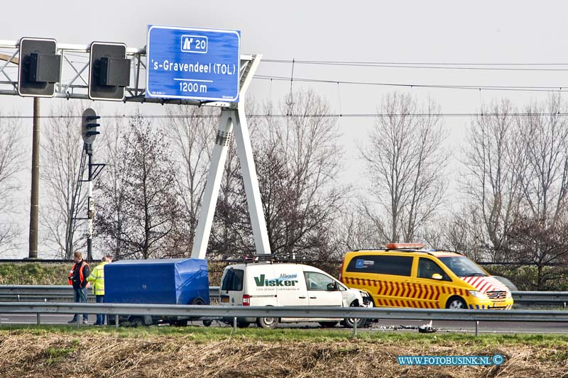 11020702.jpg - FOTOOPDRACHT:Dordrecht:07-01-2011:Aan het begin van de middag is een personen auto met aanhanger geschaard op de RW A16 t/h van Dordrecht. 1 gewonde bestuurder werd voor de zekerheid met de ambulance afgevoerd naar een Ziekenhuis. Er ontstond een paar kilometer file door het ongeval. Deze digitale foto blijft eigendom van FOTOPERSBURO BUSINK. Wij hanteren de voorwaarden van het N.V.F. en N.V.J. Gebruik van deze foto impliceert dat u bekend bent  en akkoord gaat met deze voorwaarden bij publicatie.EB/ETIENNE BUSINK