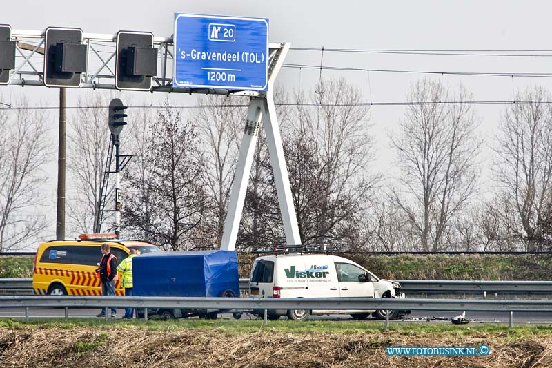 11020703.jpg - FOTOOPDRACHT:Dordrecht:07-01-2011:Aan het begin van de middag is een personen auto met aanhanger geschaard op de RW A16 t/h van Dordrecht. 1 gewonde bestuurder werd voor de zekerheid met de ambulance afgevoerd naar een Ziekenhuis. Er ontstond een paar kilometer file door het ongeval. Deze digitale foto blijft eigendom van FOTOPERSBURO BUSINK. Wij hanteren de voorwaarden van het N.V.F. en N.V.J. Gebruik van deze foto impliceert dat u bekend bent  en akkoord gaat met deze voorwaarden bij publicatie.EB/ETIENNE BUSINK