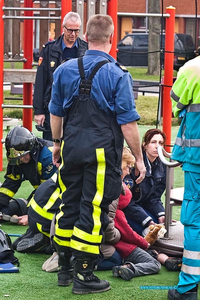 11021001.jpg - FOTOOPDRACHT:Dordrecht:10-02-2011:Kindje vast onder draaispeeltoestel aan de Jacobs Marisstraat, de brandweer kreeg het kindje na een half uurtje los met behulp van een pompkussen en het Ambulance personeel bekeek het been van het jongetje. Het lestsel viel gelukkig mee.Deze digitale foto blijft eigendom van FOTOPERSBURO BUSINK. Wij hanteren de voorwaarden van het N.V.F. en N.V.J. Gebruik van deze foto impliceert dat u bekend bent  en akkoord gaat met deze voorwaarden bij publicatie.EB/ETIENNE BUSINK