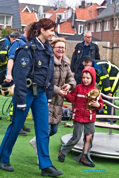 11021004.jpg - FOTOOPDRACHT:Dordrecht:10-02-2011:Kindje vast onder draaispeeltoestel aan de Jacobs Marisstraat, de brandweer kreeg het kindje na een half uurtje los met behulp van een pompkussen en het Ambulance personeel bekeek het been van het jongetje. Het lestsel viel gelukkig mee.Deze digitale foto blijft eigendom van FOTOPERSBURO BUSINK. Wij hanteren de voorwaarden van het N.V.F. en N.V.J. Gebruik van deze foto impliceert dat u bekend bent  en akkoord gaat met deze voorwaarden bij publicatie.EB/ETIENNE BUSINK