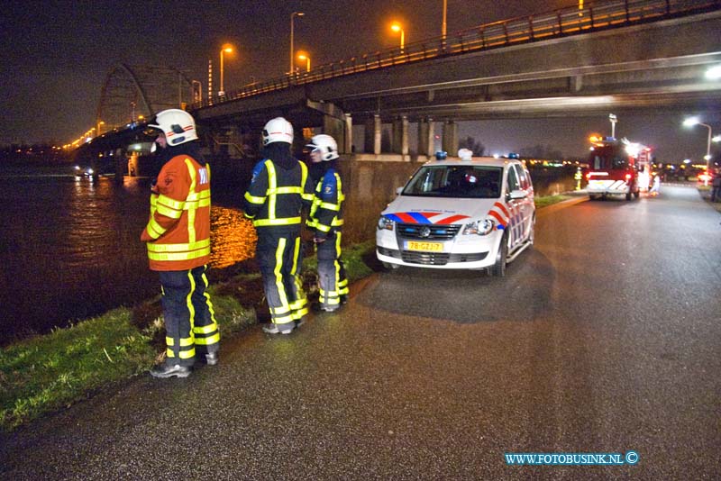 11021201.jpg - FOTOOPDRACHT:PAPENDRECHT :12-02-2011:Hulpverleners hebben op zaterdagavond 12 februari 2011 gezocht naar een mogelijke drenkeling. Politiemensen die over de brug van de N3 bij Papendrecht reden zagen iemand zitten op een kastje naast de slagboom. Toen ze kort hierop terugkwamen was deze persoon verdwenen. De mogelijkheid bestond dat de man in het water was gesprongen. Maar ook was het mogelijk dat hij via een trap naar beneden was gelopen. Voor alle zekerheid kwam er een zoektocht op gang. Hieraan deden de brandweer, Rijkswaterstaat, de Koninklijke Nederlandse Redding Maatschappij en de politie mee. Na een uur werd de zoektocht gestaakt.Deze digitale foto blijft eigendom van FOTOPERSBURO BUSINK. Wij hanteren de voorwaarden van het N.V.F. en N.V.J. Gebruik van deze foto impliceert dat u bekend bent  en akkoord gaat met deze voorwaarden bij publicatie.EB/ETIENNE BUSINK