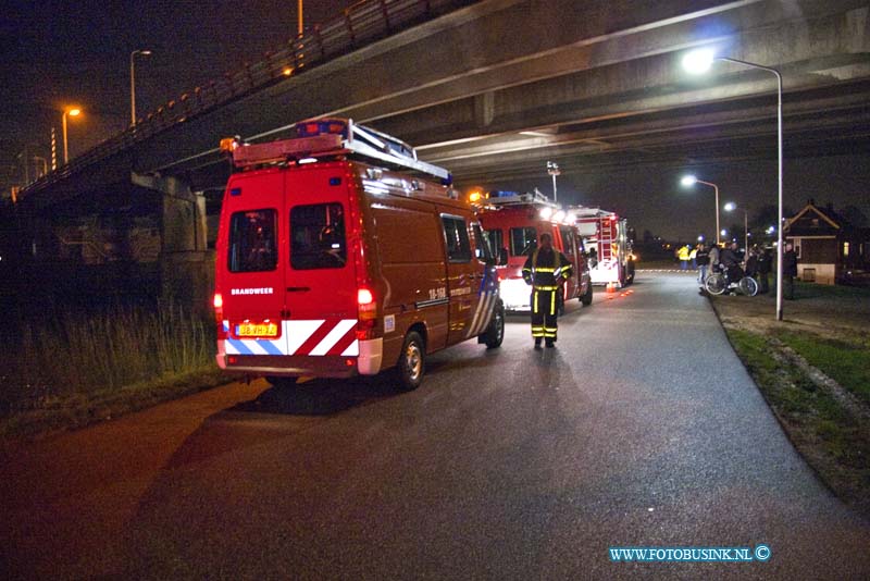 11021202.jpg - FOTOOPDRACHT:PAPENDRECHT :12-02-2011:Hulpverleners hebben op zaterdagavond 12 februari 2011 gezocht naar een mogelijke drenkeling. Politiemensen die over de brug van de N3 bij Papendrecht reden zagen iemand zitten op een kastje naast de slagboom. Toen ze kort hierop terugkwamen was deze persoon verdwenen. De mogelijkheid bestond dat de man in het water was gesprongen. Maar ook was het mogelijk dat hij via een trap naar beneden was gelopen. Voor alle zekerheid kwam er een zoektocht op gang. Hieraan deden de brandweer, Rijkswaterstaat, de Koninklijke Nederlandse Redding Maatschappij en de politie mee. Na een uur werd de zoektocht gestaakt.Deze digitale foto blijft eigendom van FOTOPERSBURO BUSINK. Wij hanteren de voorwaarden van het N.V.F. en N.V.J. Gebruik van deze foto impliceert dat u bekend bent  en akkoord gaat met deze voorwaarden bij publicatie.EB/ETIENNE BUSINK