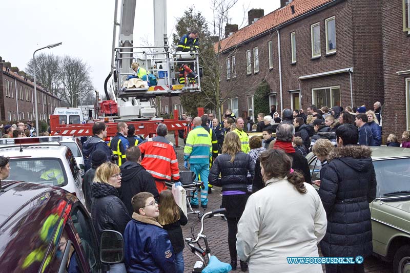 11021301.jpg - FOTOOPDRACHT:Zwijndrecht:13-01-2011:Een 84-jarige vrouw is aan de Sumatralaan in Zwijndrecht op zolder door het plafond gezakt en zo in een slaapkamer terecht gekomen. Daarbij werd ook een traumaheli (Lifeliner 2) ingezet voor assistentie.Deze digitale foto blijft eigendom van FOTOPERSBURO BUSINK. Wij hanteren de voorwaarden van het N.V.F. en N.V.J. Gebruik van deze foto impliceert dat u bekend bent  en akkoord gaat met deze voorwaarden bij publicatie.EB/ETIENNE BUSINK