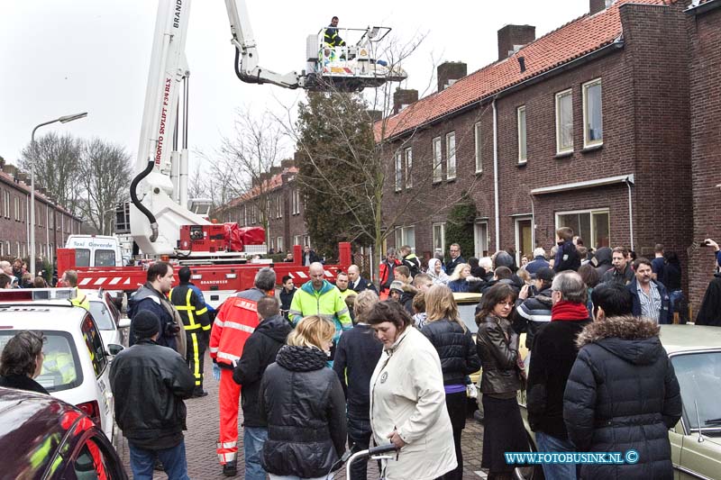 11021307.jpg - FOTOOPDRACHT:Zwijndrecht:13-01-2011:Een 84-jarige vrouw is aan de Sumatralaan in Zwijndrecht op zolder door het plafond gezakt en zo in een slaapkamer terecht gekomen. Daarbij werd ook een traumaheli (Lifeliner 2) ingezet voor assistentie.Deze digitale foto blijft eigendom van FOTOPERSBURO BUSINK. Wij hanteren de voorwaarden van het N.V.F. en N.V.J. Gebruik van deze foto impliceert dat u bekend bent  en akkoord gaat met deze voorwaarden bij publicatie.EB/ETIENNE BUSINK