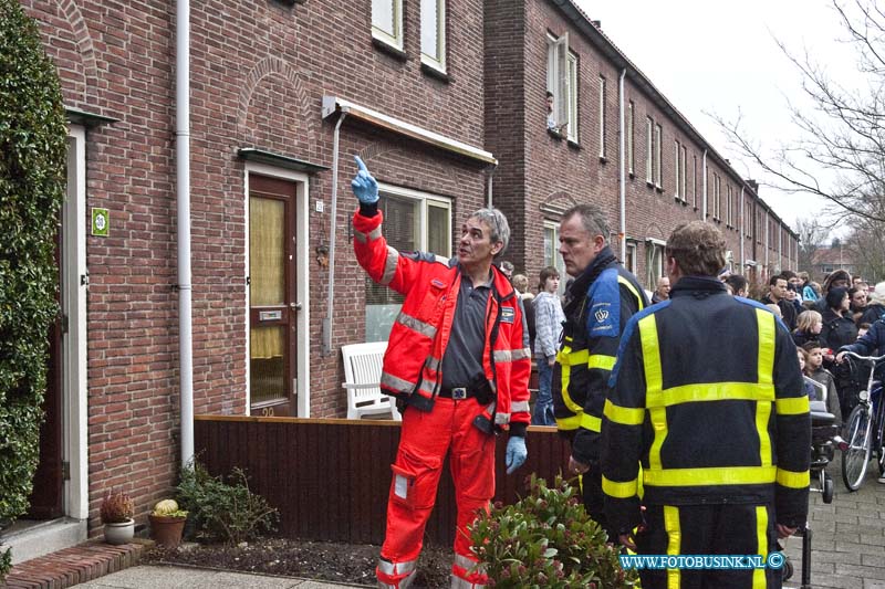 11021308.jpg - FOTOOPDRACHT:Zwijndrecht:13-01-2011:Een 84-jarige vrouw is aan de Sumatralaan in Zwijndrecht op zolder door het plafond gezakt en zo in een slaapkamer terecht gekomen. Daarbij werd ook een traumaheli (Lifeliner 2) ingezet voor assistentie.Deze digitale foto blijft eigendom van FOTOPERSBURO BUSINK. Wij hanteren de voorwaarden van het N.V.F. en N.V.J. Gebruik van deze foto impliceert dat u bekend bent  en akkoord gaat met deze voorwaarden bij publicatie.EB/ETIENNE BUSINK