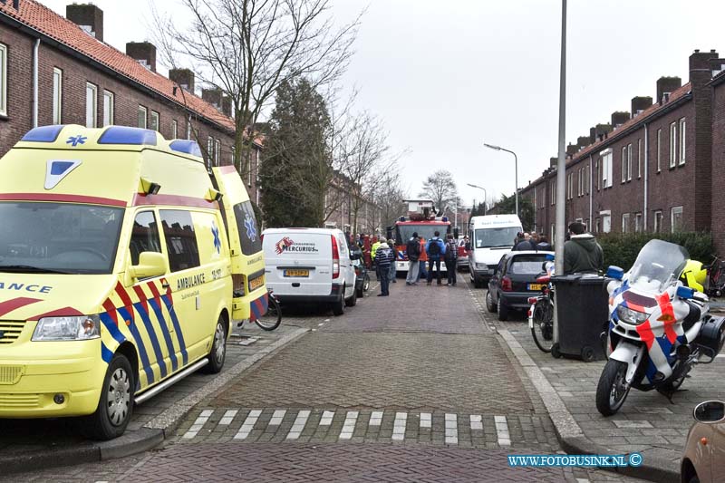 11021309.jpg - FOTOOPDRACHT:Zwijndrecht:13-01-2011:Een 84-jarige vrouw is aan de Sumatralaan in Zwijndrecht op zolder door het plafond gezakt en zo in een slaapkamer terecht gekomen. Daarbij werd ook een traumaheli (Lifeliner 2) ingezet voor assistentie.Deze digitale foto blijft eigendom van FOTOPERSBURO BUSINK. Wij hanteren de voorwaarden van het N.V.F. en N.V.J. Gebruik van deze foto impliceert dat u bekend bent  en akkoord gaat met deze voorwaarden bij publicatie.EB/ETIENNE BUSINK