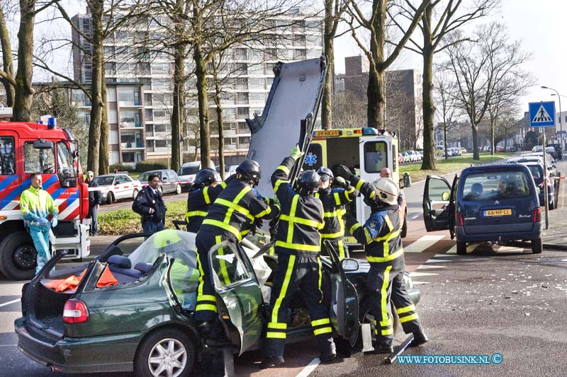 11021501.jpg - FOTOOPDRACHT:Dordrecht:15-02-2011:Bij een aanrijding tussen 2 personen auto's op de Nassauweg/Mauritsweg raakt 1 persoon gewond. De brandweer moest er aan te pas komen om het dak van de auto af te zagen. De bestuurder werd naar een ziekenhuis in de regio gebracht. Mogelijk was er alcohol in het spel.Deze digitale foto blijft eigendom van FOTOPERSBURO BUSINK. Wij hanteren de voorwaarden van het N.V.F. en N.V.J. Gebruik van deze foto impliceert dat u bekend bent  en akkoord gaat met deze voorwaarden bij publicatie.EB/ETIENNE BUSINK