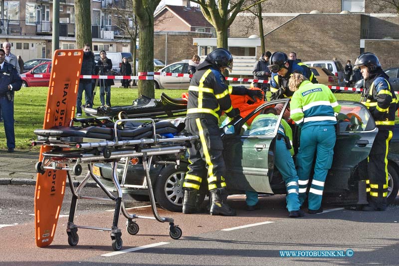 11021502.jpg - FOTOOPDRACHT:Dordrecht:15-02-2011:Bij een aanrijding tussen 2 personen auto's op de Nassauweg/Mauritsweg raakt 1 persoon gewond. De brandweer moest er aan te pas komen om het dak van de auto af te zagen. De bestuurder werd naar een ziekenhuis in de regio gebracht. Mogelijk was er alcohol in het spel.Deze digitale foto blijft eigendom van FOTOPERSBURO BUSINK. Wij hanteren de voorwaarden van het N.V.F. en N.V.J. Gebruik van deze foto impliceert dat u bekend bent  en akkoord gaat met deze voorwaarden bij publicatie.EB/ETIENNE BUSINK