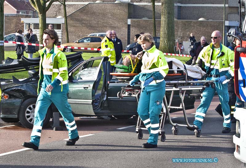 11021503.jpg - FOTOOPDRACHT:Dordrecht:15-02-2011:Bij een aanrijding tussen 2 personen auto's op de Nassauweg/Mauritsweg raakt 1 persoon gewond. De brandweer moest er aan te pas komen om het dak van de auto af te zagen. De bestuurder werd naar een ziekenhuis in de regio gebracht. Mogelijk was er alcohol in het spel.Deze digitale foto blijft eigendom van FOTOPERSBURO BUSINK. Wij hanteren de voorwaarden van het N.V.F. en N.V.J. Gebruik van deze foto impliceert dat u bekend bent  en akkoord gaat met deze voorwaarden bij publicatie.EB/ETIENNE BUSINK