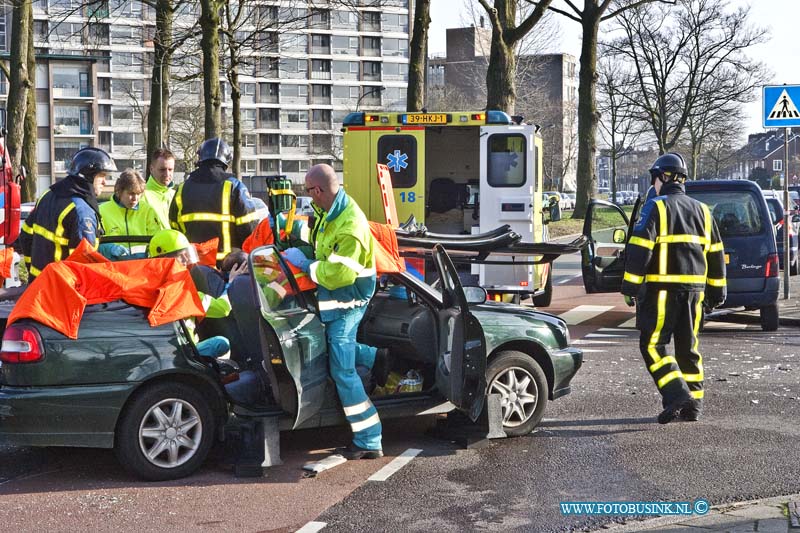 11021504.jpg - FOTOOPDRACHT:Dordrecht:15-02-2011:Bij een aanrijding tussen 2 personen auto's op de Nassauweg/Mauritsweg raakt 1 persoon gewond. De brandweer moest er aan te pas komen om het dak van de auto af te zagen. De bestuurder werd naar een ziekenhuis in de regio gebracht. Mogelijk was er alcohol in het spel.Deze digitale foto blijft eigendom van FOTOPERSBURO BUSINK. Wij hanteren de voorwaarden van het N.V.F. en N.V.J. Gebruik van deze foto impliceert dat u bekend bent  en akkoord gaat met deze voorwaarden bij publicatie.EB/ETIENNE BUSINK