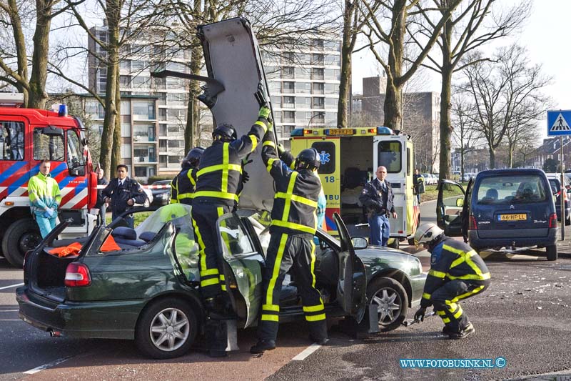 11021505.jpg - FOTOOPDRACHT:Dordrecht:15-02-2011:Bij een aanrijding tussen 2 personen auto's op de Nassauweg/Mauritsweg raakt 1 persoon gewond. De brandweer moest er aan te pas komen om het dak van de auto af te zagen. De bestuurder werd naar een ziekenhuis in de regio gebracht. Mogelijk was er alcohol in het spel.Deze digitale foto blijft eigendom van FOTOPERSBURO BUSINK. Wij hanteren de voorwaarden van het N.V.F. en N.V.J. Gebruik van deze foto impliceert dat u bekend bent  en akkoord gaat met deze voorwaarden bij publicatie.EB/ETIENNE BUSINK