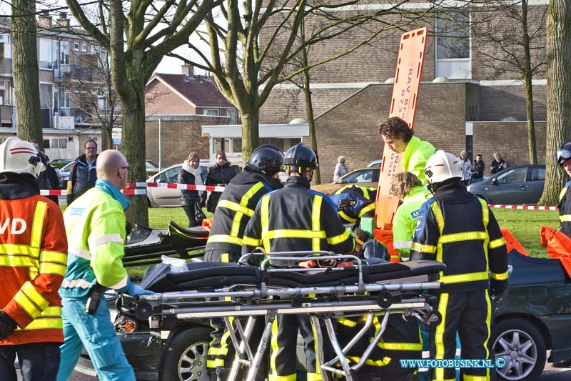 11021506.jpg - FOTOOPDRACHT:Dordrecht:15-02-2011:Bij een aanrijding tussen 2 personen auto's op de Nassauweg/Mauritsweg raakt 1 persoon gewond. De brandweer moest er aan te pas komen om het dak van de auto af te zagen. De bestuurder werd naar een ziekenhuis in de regio gebracht. Mogelijk was er alcohol in het spel.Deze digitale foto blijft eigendom van FOTOPERSBURO BUSINK. Wij hanteren de voorwaarden van het N.V.F. en N.V.J. Gebruik van deze foto impliceert dat u bekend bent  en akkoord gaat met deze voorwaarden bij publicatie.EB/ETIENNE BUSINK