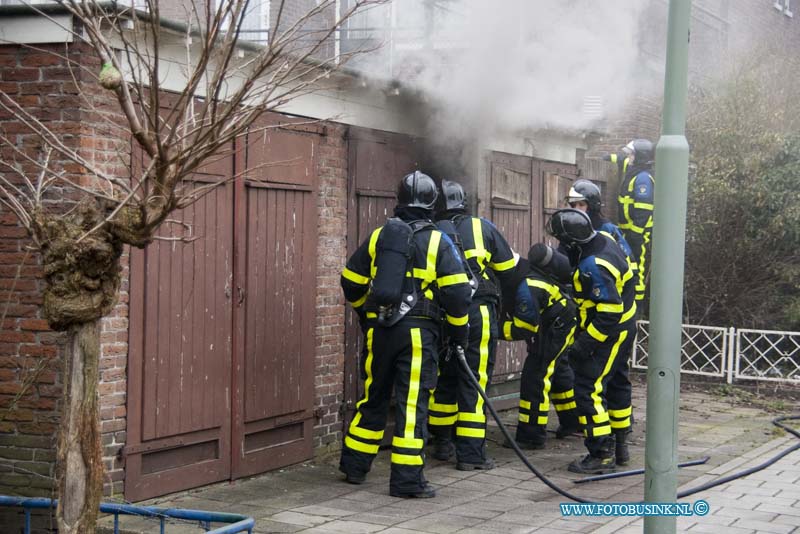 11021801.jpg - FOTOOPDRACHT:Dordrecht:18-02-2011:DORDRECHT Aan de Dupperstraat in Dordrecht kwam vrijdagmiddag een melding binnen bij de brandweer van een binnenbrand. Het bleek te gaan om een brand in een garagebox. De brandweer was het vuur snel meester. Er was in één van de garageboxen een wasdroger in brand geraakt. Deze digitale foto blijft eigendom van FOTOPERSBURO BUSINK. Wij hanteren de voorwaarden van het N.V.F. en N.V.J. Gebruik van deze foto impliceert dat u bekend bent  en akkoord gaat met deze voorwaarden bij publicatie.EB/ETIENNE BUSINK