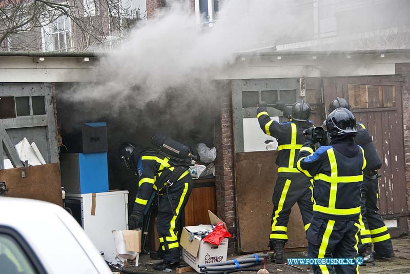 11021802.jpg - FOTOOPDRACHT:Dordrecht:18-02-2011:DORDRECHT Aan de Dupperstraat in Dordrecht kwam vrijdagmiddag een melding binnen bij de brandweer van een binnenbrand. Het bleek te gaan om een brand in een garagebox. De brandweer was het vuur snel meester. Er was in één van de garageboxen een wasdroger in brand geraakt. Deze digitale foto blijft eigendom van FOTOPERSBURO BUSINK. Wij hanteren de voorwaarden van het N.V.F. en N.V.J. Gebruik van deze foto impliceert dat u bekend bent  en akkoord gaat met deze voorwaarden bij publicatie.EB/ETIENNE BUSINK