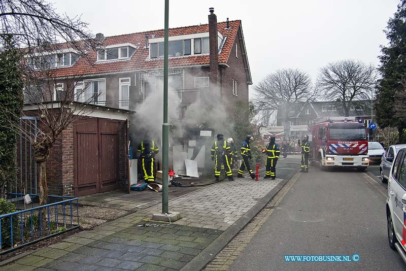 11021803.jpg - FOTOOPDRACHT:Dordrecht:18-02-2011:DORDRECHT Aan de Dupperstraat in Dordrecht kwam vrijdagmiddag een melding binnen bij de brandweer van een binnenbrand. Het bleek te gaan om een brand in een garagebox. De brandweer was het vuur snel meester. Er was in één van de garageboxen een wasdroger in brand geraakt. Deze digitale foto blijft eigendom van FOTOPERSBURO BUSINK. Wij hanteren de voorwaarden van het N.V.F. en N.V.J. Gebruik van deze foto impliceert dat u bekend bent  en akkoord gaat met deze voorwaarden bij publicatie.EB/ETIENNE BUSINK