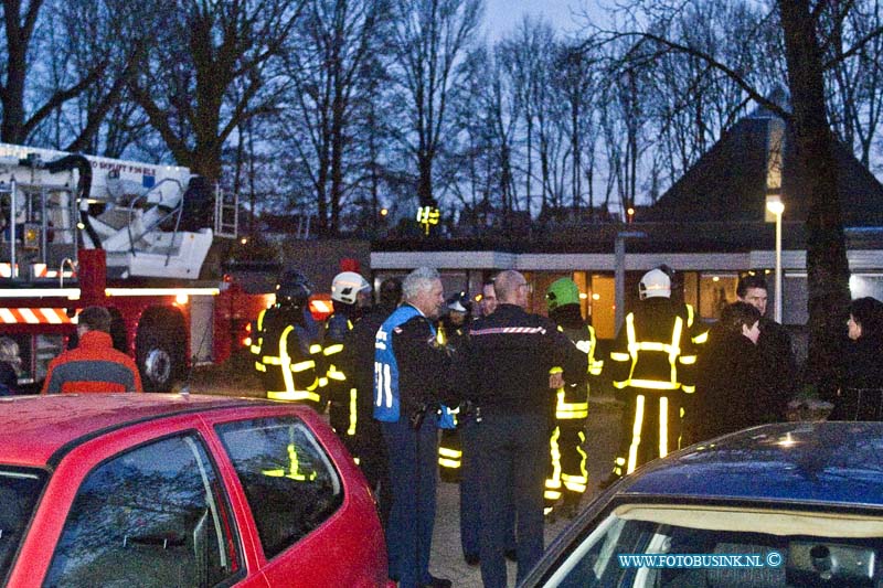 11022101.jpg - FOTOOPDRACHT:Sliedrecht:21-01-2011:Grote binnenbrand in een woning op de Merwebolder aan de Touwbaan 1 lokatie Hopper 2 1Deze digitale foto blijft eigendom van FOTOPERSBURO BUSINK. Wij hanteren de voorwaarden van het N.V.F. en N.V.J. Gebruik van deze foto impliceert dat u bekend bent  en akkoord gaat met deze voorwaarden bij publicatie.EB/ETIENNE BUSINK