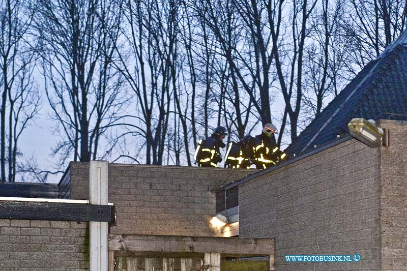 11022102.jpg - FOTOOPDRACHT:Sliedrecht:21-01-2011:Grote binnenbrand in een woning op de Merwebolder aan de Touwbaan 1 lokatie Hopper 2 1Deze digitale foto blijft eigendom van FOTOPERSBURO BUSINK. Wij hanteren de voorwaarden van het N.V.F. en N.V.J. Gebruik van deze foto impliceert dat u bekend bent  en akkoord gaat met deze voorwaarden bij publicatie.EB/ETIENNE BUSINK