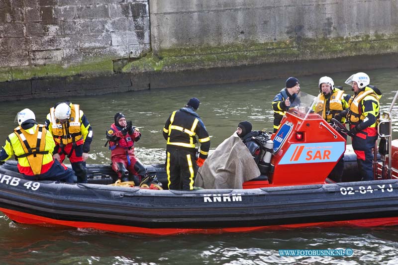 11022202.jpg - FOTOOPDRACHT:Zwijndrecht:22-02-2011:Vanaf de brugweg (stadsburg Dordrecht-Zwijndrecht) is een melding binnen gekomen bij de alarmcentrale ZHZ dat een persoon met rug tas te water was geraakt in de oude maas. De brandweer van Zwijndrecht en Rijmond ( duikers), Politie, Ambulance en Reddingsbrigade  KNRM rukte met groot materieel uit en ging op zoek naar de drenkeling. Na een uur werkt de zoek toch afgeblazen omdat de drenkeling waarschijnlijk zelf weer op de kwal wist te komen ondanks dit extreem koude weer. zelf de duikers van de brandweer moesten met dekens warm gehouden worden in boot van de  KNRM.Deze digitale foto blijft eigendom van FOTOPERSBURO BUSINK. Wij hanteren de voorwaarden van het N.V.F. en N.V.J. Gebruik van deze foto impliceert dat u bekend bent  en akkoord gaat met deze voorwaarden bij publicatie.EB/ETIENNE BUSINK