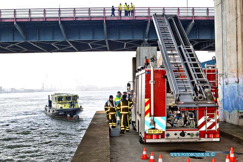 11022203.jpg - FOTOOPDRACHT:Zwijndrecht:22-02-2011:Vanaf de brugweg (stadsburg Dordrecht-Zwijndrecht) is een melding binnen gekomen bij de alarmcentrale ZHZ dat een persoon met rug tas te water was geraakt in de oude maas. De brandweer van Zwijndrecht en Rijmond ( duikers), Politie, Ambulance en Reddingsbrigade  KNRM rukte met groot materieel uit en ging op zoek naar de drenkeling. Na een uur werkt de zoek toch afgeblazen omdat de drenkeling waarschijnlijk zelf weer op de kwal wist te komen ondanks dit extreem koude weer. zelf de duikers van de brandweer moesten met dekens warm gehouden worden in boot van de  KNRM.Deze digitale foto blijft eigendom van FOTOPERSBURO BUSINK. Wij hanteren de voorwaarden van het N.V.F. en N.V.J. Gebruik van deze foto impliceert dat u bekend bent  en akkoord gaat met deze voorwaarden bij publicatie.EB/ETIENNE BUSINK
