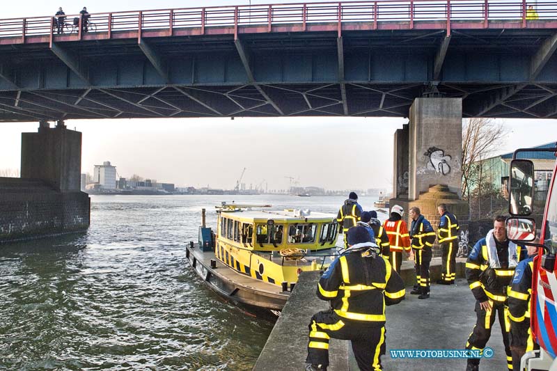 11022204.jpg - FOTOOPDRACHT:Zwijndrecht:22-02-2011:Vanaf de brugweg (stadsburg Dordrecht-Zwijndrecht) is een melding binnen gekomen bij de alarmcentrale ZHZ dat een persoon met rug tas te water was geraakt in de oude maas. De brandweer van Zwijndrecht en Rijmond ( duikers), Politie, Ambulance en Reddingsbrigade  KNRM rukte met groot materieel uit en ging op zoek naar de drenkeling. Na een uur werkt de zoek toch afgeblazen omdat de drenkeling waarschijnlijk zelf weer op de kwal wist te komen ondanks dit extreem koude weer. zelf de duikers van de brandweer moesten met dekens warm gehouden worden in boot van de  KNRM.Deze digitale foto blijft eigendom van FOTOPERSBURO BUSINK. Wij hanteren de voorwaarden van het N.V.F. en N.V.J. Gebruik van deze foto impliceert dat u bekend bent  en akkoord gaat met deze voorwaarden bij publicatie.EB/ETIENNE BUSINK