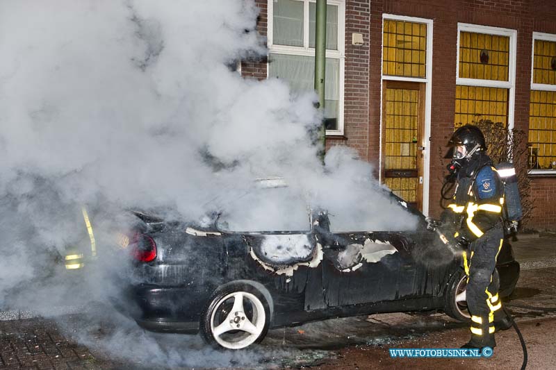 11022301.jpg - FOTOOPDRACHT:Dordrecht:23-02-2011:Weer een auto brand deze week nu op de Krommedijk ter hoogte van nr 38 Dordrecht. De auto brand geheel uit en werd later door een takel dienst weg gesleept. De politie stelt een onderzoek in naar de toedracht.Deze digitale foto blijft eigendom van FOTOPERSBURO BUSINK. Wij hanteren de voorwaarden van het N.V.F. en N.V.J. Gebruik van deze foto impliceert dat u bekend bent  en akkoord gaat met deze voorwaarden bij publicatie.EB/ETIENNE BUSINK