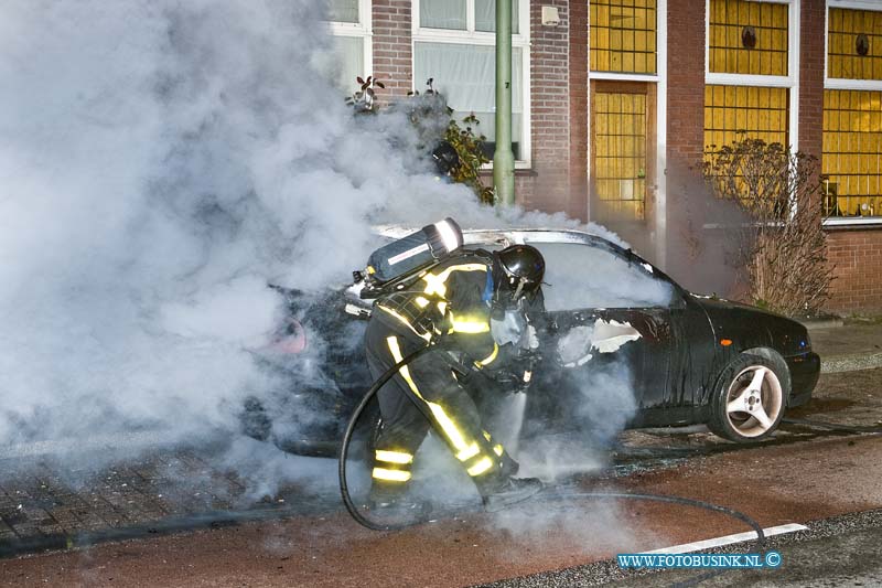 11022303.jpg - FOTOOPDRACHT:Dordrecht:23-02-2011:Weer een auto brand deze week nu op de Krommedijk ter hoogte van nr 38 Dordrecht. De auto brand geheel uit en werd later door een takel dienst weg gesleept. De politie stelt een onderzoek in naar de toedracht.Deze digitale foto blijft eigendom van FOTOPERSBURO BUSINK. Wij hanteren de voorwaarden van het N.V.F. en N.V.J. Gebruik van deze foto impliceert dat u bekend bent  en akkoord gaat met deze voorwaarden bij publicatie.EB/ETIENNE BUSINK