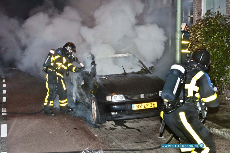 11022304.jpg - FOTOOPDRACHT:Dordrecht:23-02-2011:Weer een auto brand deze week nu op de Krommedijk ter hoogte van nr 38 Dordrecht. De auto brand geheel uit en werd later door een takel dienst weg gesleept. De politie stelt een onderzoek in naar de toedracht.Deze digitale foto blijft eigendom van FOTOPERSBURO BUSINK. Wij hanteren de voorwaarden van het N.V.F. en N.V.J. Gebruik van deze foto impliceert dat u bekend bent  en akkoord gaat met deze voorwaarden bij publicatie.EB/ETIENNE BUSINK