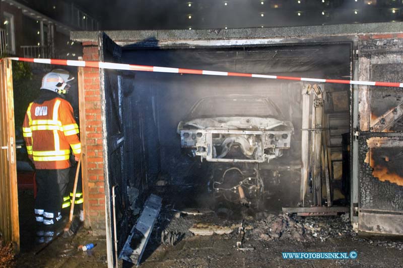 11022306.jpg - FOTOOPDRACHT:Papendrecht:23-02-2011:Een auto die in een garage achter het woonhuis aan de revustsraat stond is gisteren avond laat volledig uitgebrand. De garage en de Amerikaanse auto gingen door de hevig brand volledig verloren. De politie stelt een onderzoek in naar de toedracht van de brand.Deze digitale foto blijft eigendom van FOTOPERSBURO BUSINK. Wij hanteren de voorwaarden van het N.V.F. en N.V.J. Gebruik van deze foto impliceert dat u bekend bent  en akkoord gaat met deze voorwaarden bij publicatie.EB/ETIENNE BUSINK