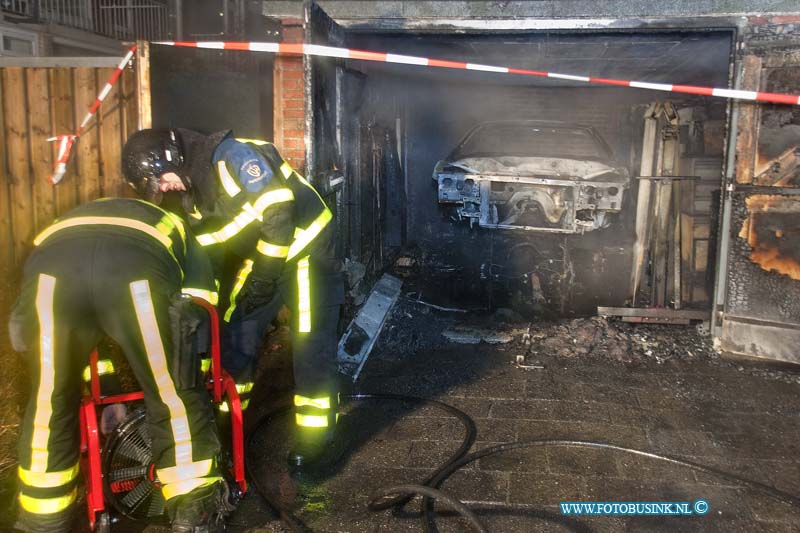 11022307.jpg - FOTOOPDRACHT:Papendrecht:23-02-2011:Een auto die in een garage achter het woonhuis aan de revustsraat stond is gisteren avond laat volledig uitgebrand. De garage en de Amerikaanse auto gingen door de hevig brand volledig verloren. De politie stelt een onderzoek in naar de toedracht van de brand.Deze digitale foto blijft eigendom van FOTOPERSBURO BUSINK. Wij hanteren de voorwaarden van het N.V.F. en N.V.J. Gebruik van deze foto impliceert dat u bekend bent  en akkoord gaat met deze voorwaarden bij publicatie.EB/ETIENNE BUSINK