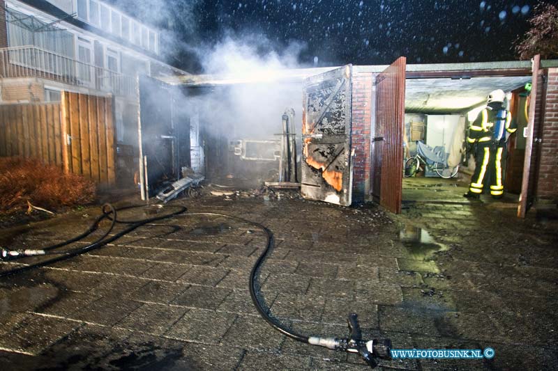 11022308.jpg - FOTOOPDRACHT:Papendrecht:23-02-2011:Een auto die in een garage achter het woonhuis aan de revustsraat stond is gisteren avond laat volledig uitgebrand. De garage en de Amerikaanse auto gingen door de hevig brand volledig verloren. De politie stelt een onderzoek in naar de toedracht van de brand.Deze digitale foto blijft eigendom van FOTOPERSBURO BUSINK. Wij hanteren de voorwaarden van het N.V.F. en N.V.J. Gebruik van deze foto impliceert dat u bekend bent  en akkoord gaat met deze voorwaarden bij publicatie.EB/ETIENNE BUSINK