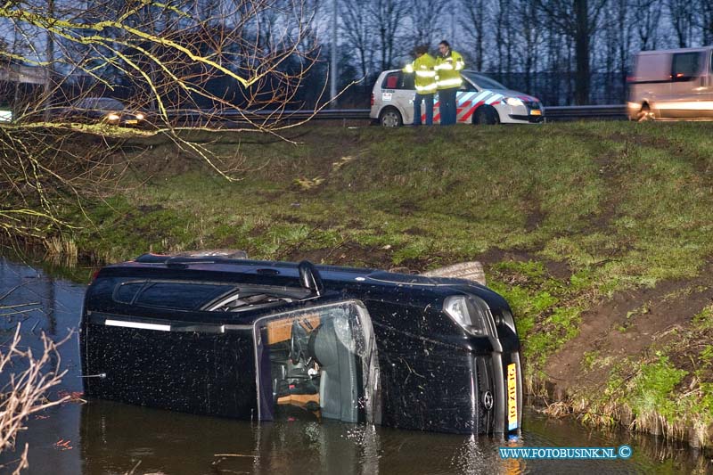 11022601.jpg - FOTOOPDRACHT:Dordrecht:26-02-2011:Auto in de sloot Op de afslag van de RW A16 / Rondweg N3 richting Rotterdam raakte zaterdag avond een auto in de sloot. De bestuurder kon er zelf uitkomen en werd voor observatie mee genomen naar het ziekenhuis. De duikers van de brandweer hoefde niet in actie te komen. De takelwagen haalde het voertuig uit de sloot en de politie stelt een onderzoek in naar de toedracht van het ongeval.Op de afslag van de RW A16 / Rondweg N3 richting Rotterdam raakte zaterdag avond een auto in de sloot. De bestuurder kon er zelf uitkomen en werd voor observatie mee genomen naar het ziekenhuis. De duikers van de brandweer hoefde niet in actie te komen. De takelwagen haalde het voertuig uit de sloot en de politie stelt een onderzoek in naar de toedracht van het ongeval.Deze digitale foto blijft eigendom van FOTOPERSBURO BUSINK. Wij hanteren de voorwaarden van het N.V.F. en N.V.J. Gebruik van deze foto impliceert dat u bekend bent  en akkoord gaat met deze voorwaarden bij publicatie.EB/ETIENNE BUSINK