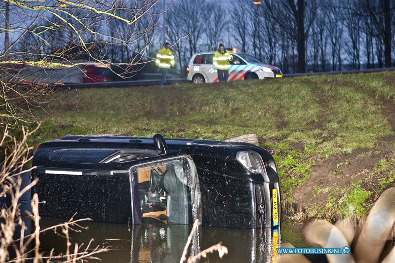 11022602.jpg - FOTOOPDRACHT:Dordrecht:26-02-2011:Auto in de sloot Op de afslag van de RW A16 / Rondweg N3 richting Rotterdam raakte zaterdag avond een auto in de sloot. De bestuurder kon er zelf uitkomen en werd voor observatie mee genomen naar het ziekenhuis. De duikers van de brandweer hoefde niet in actie te komen. De takelwagen haalde het voertuig uit de sloot en de politie stelt een onderzoek in naar de toedracht van het ongeval.Op de afslag van de RW A16 / Rondweg N3 richting Rotterdam raakte zaterdag avond een auto in de sloot. De bestuurder kon er zelf uitkomen en werd voor observatie mee genomen naar het ziekenhuis. De duikers van de brandweer hoefde niet in actie te komen. De takelwagen haalde het voertuig uit de sloot en de politie stelt een onderzoek in naar de toedracht van het ongeval.Deze digitale foto blijft eigendom van FOTOPERSBURO BUSINK. Wij hanteren de voorwaarden van het N.V.F. en N.V.J. Gebruik van deze foto impliceert dat u bekend bent  en akkoord gaat met deze voorwaarden bij publicatie.EB/ETIENNE BUSINK