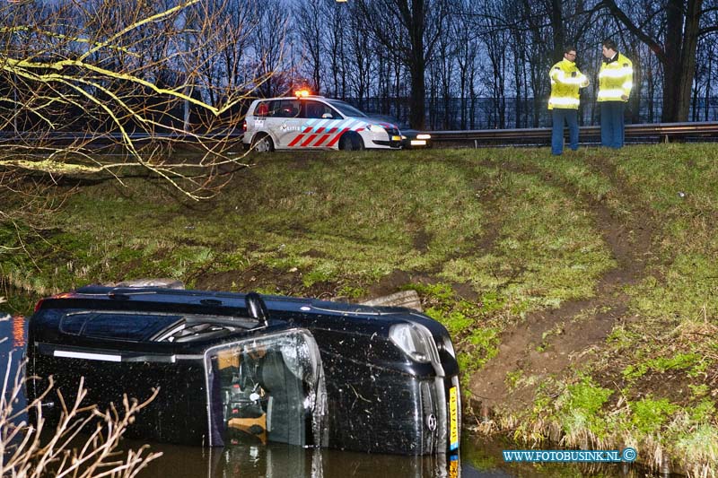 11022603.jpg - FOTOOPDRACHT:Dordrecht:26-02-2011:Auto in de sloot Op de afslag van de RW A16 / Rondweg N3 richting Rotterdam raakte zaterdag avond een auto in de sloot. De bestuurder kon er zelf uitkomen en werd voor observatie mee genomen naar het ziekenhuis. De duikers van de brandweer hoefde niet in actie te komen. De takelwagen haalde het voertuig uit de sloot en de politie stelt een onderzoek in naar de toedracht van het ongeval.Op de afslag van de RW A16 / Rondweg N3 richting Rotterdam raakte zaterdag avond een auto in de sloot. De bestuurder kon er zelf uitkomen en werd voor observatie mee genomen naar het ziekenhuis. De duikers van de brandweer hoefde niet in actie te komen. De takelwagen haalde het voertuig uit de sloot en de politie stelt een onderzoek in naar de toedracht van het ongeval.Deze digitale foto blijft eigendom van FOTOPERSBURO BUSINK. Wij hanteren de voorwaarden van het N.V.F. en N.V.J. Gebruik van deze foto impliceert dat u bekend bent  en akkoord gaat met deze voorwaarden bij publicatie.EB/ETIENNE BUSINK