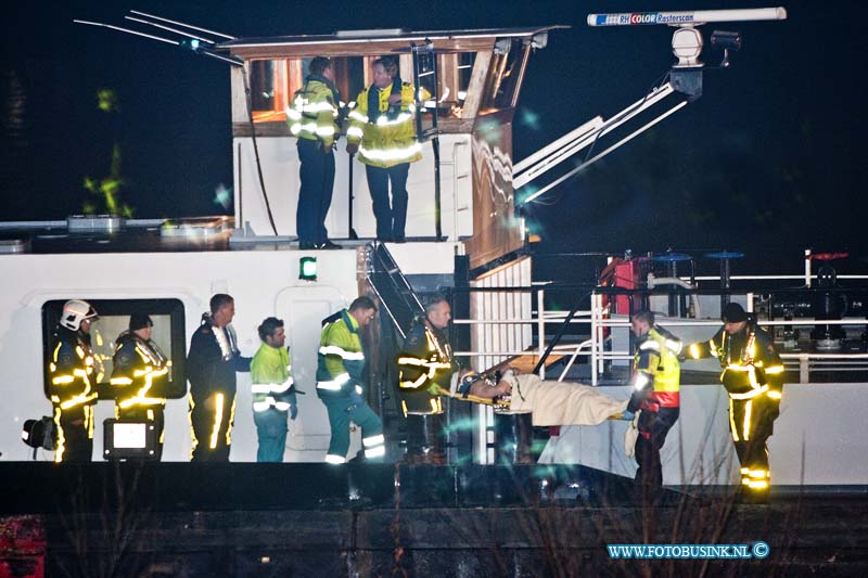 11022801.jpg - FOTOOPDRACHT:Kinderdijk:28-02-2011:Aanvaring tussen 2 vrachtschapen op de Lek ter hoogte van Kinderdijk, er vielen 2 gewonden op het schip zijn werden afgevoerd door een ambulance naar een ziekenhuis. Het was nog een heel karwei om de gewonde schipper en matroos aan wal te krijgen na het ongeval. De waterpolitie KLPD stelt een onderzoek in naar de toedracht van de aanvaring.Deze digitale foto blijft eigendom van FOTOPERSBURO BUSINK. Wij hanteren de voorwaarden van het N.V.F. en N.V.J. Gebruik van deze foto impliceert dat u bekend bent  en akkoord gaat met deze voorwaarden bij publicatie.EB/ETIENNE BUSINK