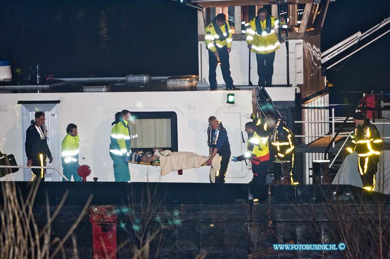 11022803.jpg - FOTOOPDRACHT:Kinderdijk:28-02-2011:Aanvaring tussen 2 vrachtschapen op de Lek ter hoogte van Kinderdijk, er vielen 2 gewonden op het schip zijn werden afgevoerd door een ambulance naar een ziekenhuis. Het was nog een heel karwei om de gewonde schipper en matroos aan wal te krijgen na het ongeval. De waterpolitie KLPD stelt een onderzoek in naar de toedracht van de aanvaring.Deze digitale foto blijft eigendom van FOTOPERSBURO BUSINK. Wij hanteren de voorwaarden van het N.V.F. en N.V.J. Gebruik van deze foto impliceert dat u bekend bent  en akkoord gaat met deze voorwaarden bij publicatie.EB/ETIENNE BUSINK