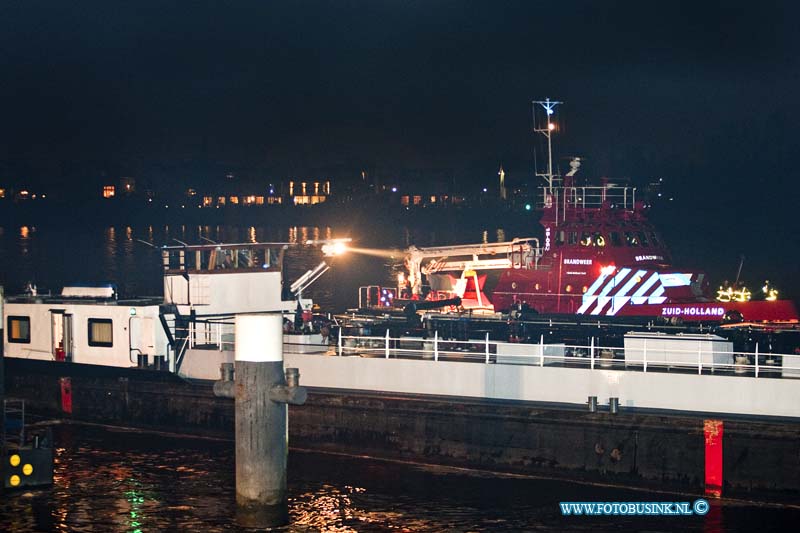 11022804.jpg - FOTOOPDRACHT:Kinderdijk:28-02-2011:Aanvaring tussen 2 vrachtschapen op de Lek ter hoogte van Kinderdijk, er vielen 2 gewonden op het schip zijn werden afgevoerd door een ambulance naar een ziekenhuis. Het was nog een heel karwei om de gewonde schipper en matroos aan wal te krijgen na het ongeval. De waterpolitie KLPD stelt een onderzoek in naar de toedracht van de aanvaring.Deze digitale foto blijft eigendom van FOTOPERSBURO BUSINK. Wij hanteren de voorwaarden van het N.V.F. en N.V.J. Gebruik van deze foto impliceert dat u bekend bent  en akkoord gaat met deze voorwaarden bij publicatie.EB/ETIENNE BUSINK