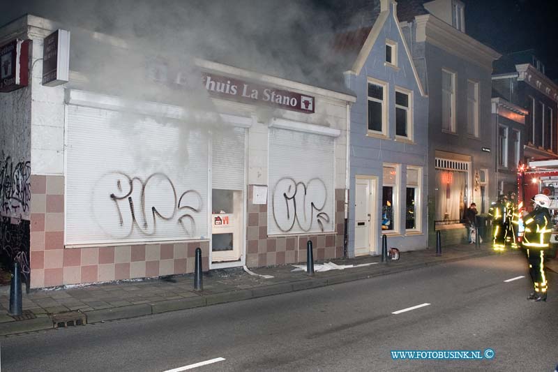 11030206.jpg - FOTOOPDRACHT:Dordrecht:02-03-2011:Vannacht omstreeks 4 uur is bij een uitslaande brand bij een Restaurant/Pizaria aan de Sint Jorisweg 19 het pand volledig afgebrand, enkelen bewoners moesten door de brandweer worden geëvacueerd. De brandweer had enkele uren nodig om het pand te blussen maar kon niet vorkomen dat de omliggende panden behoorlijke schade opliepenDeze digitale foto blijft eigendom van FOTOPERSBURO BUSINK. Wij hanteren de voorwaarden van het N.V.F. en N.V.J. Gebruik van deze foto impliceert dat u bekend bent  en akkoord gaat met deze voorwaarden bij publicatie.EB/ETIENNE BUSINK