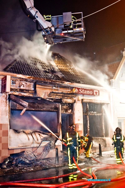 11030213.jpg - FOTOOPDRACHT:Dordrecht:02-03-2011:Vannacht omstreeks 4 uur is bij een uitslaande brand bij een Restaurant/Pizaria aan de Sint Jorisweg 19 het pand volledig afgebrand, enkelen bewoners moesten door de brandweer worden geëvacueerd. De brandweer had enkele uren nodig om het pand te blussen maar kon niet vorkomen dat de omliggende panden behoorlijke schade opliepenDeze digitale foto blijft eigendom van FOTOPERSBURO BUSINK. Wij hanteren de voorwaarden van het N.V.F. en N.V.J. Gebruik van deze foto impliceert dat u bekend bent  en akkoord gaat met deze voorwaarden bij publicatie.EB/ETIENNE BUSINK